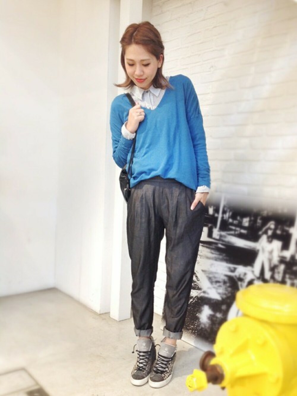 ブルー系のTシャツ/カットソー、ブラック系のその他パンツ、グレー系のスニーカーを着用したレディースの秋コーディネートの1枚目の写真