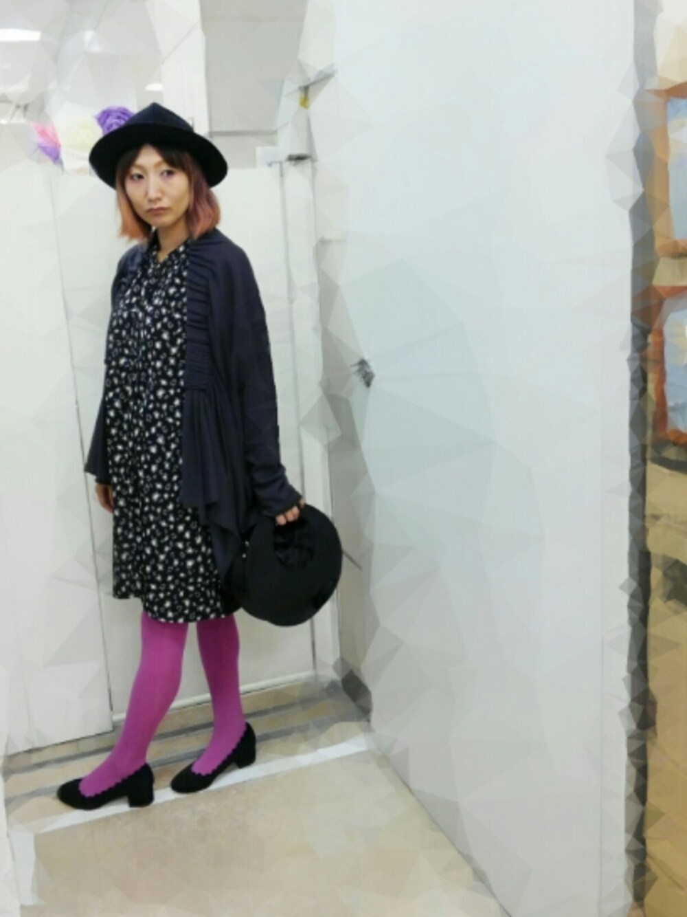 ブラウン系のハンドバッグ、ブラック系のワンピース、グレー系のカーディガン/ボレロを着用したレディースの秋コーディネートの1枚目の写真