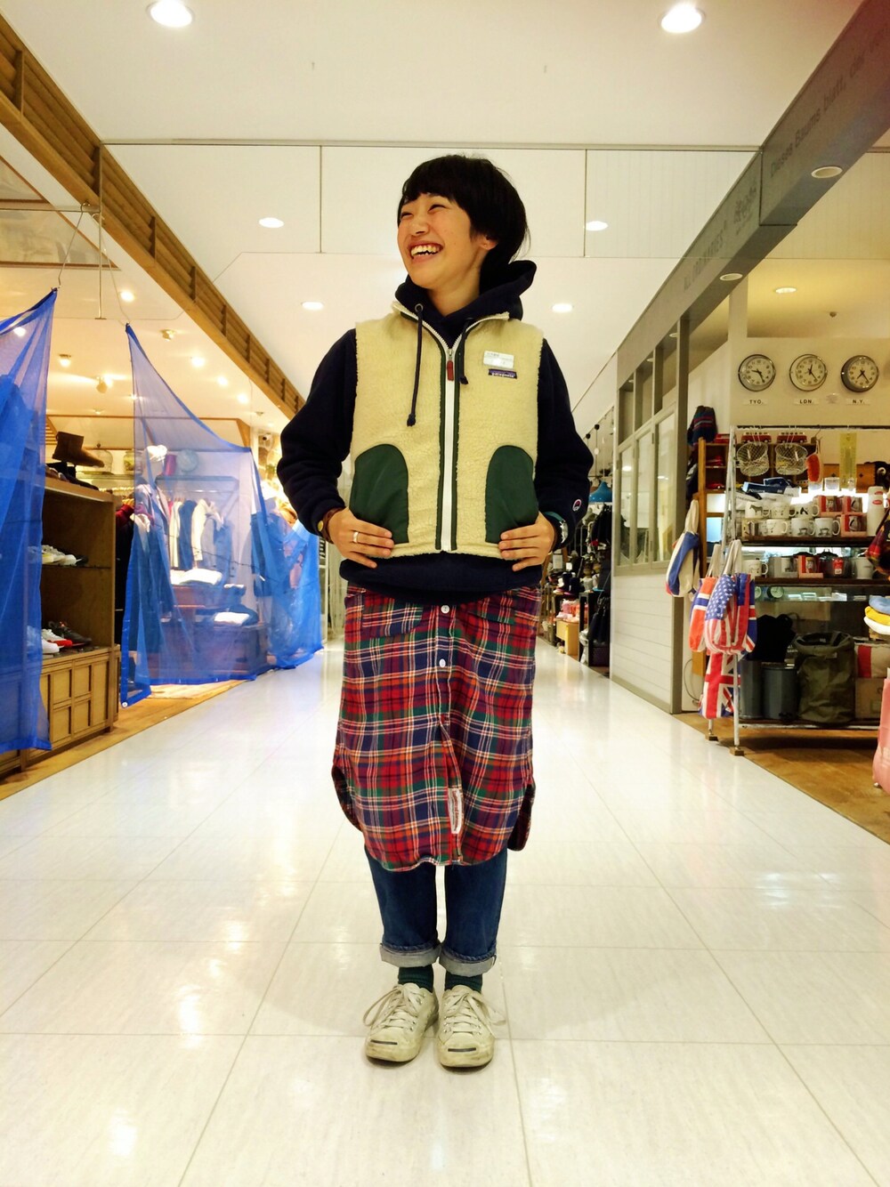 「patagonia、チェックシャツ、ロングシャツ、スカート風、デニム、パーカー、ベスト、スニーカー、アウトドアスタイル、重ね着」｜「BEAMS BOYの■Patagonia / Kids Retro-X Vest 14FW☆（ベスト、ベージュ系）」を使った、YUHIさん（レディース・152cm）の冬コーディネートの1枚目の写真