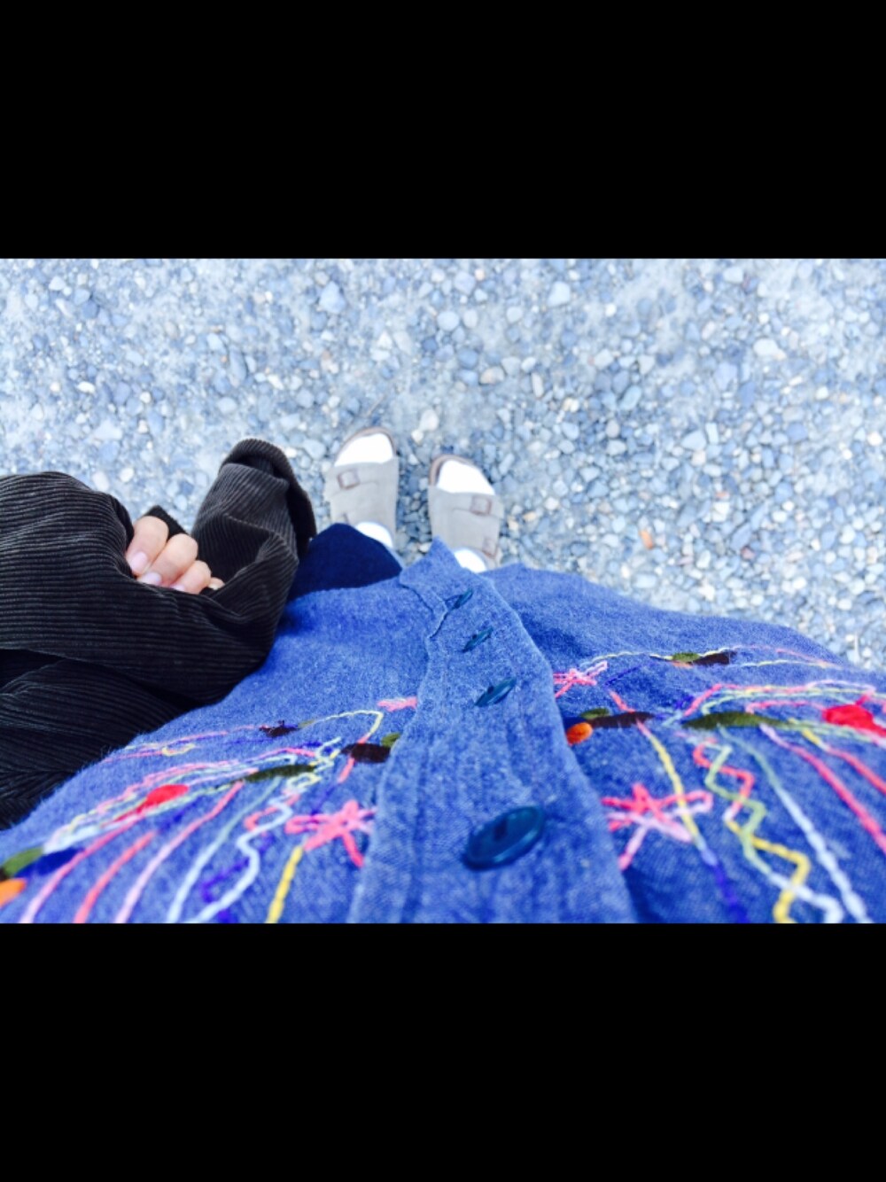「京都、デニム、シャンブレーシャツ、コーデュロイ、秋のコーデ、サンダル、白ソックス」｜「BIRKENSTOCKの【BIRKENSTOCK】ZURICHスエードレザー（サンダル、ベージュ系）」を使った、YUHIさん（レディース・152cm）の秋コーディネートの1枚目の写真