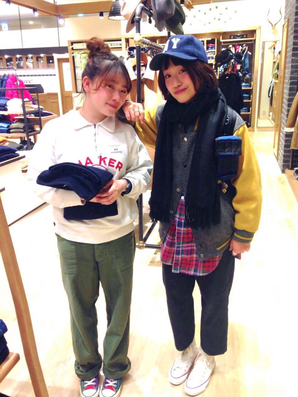 「スタジャン、キャップ、シャツワンピ、スニーカー、バックパック、冬」｜「CONVERSEのアイテム（スニーカー、ホワイト系）」を使った、YUHIさん（レディース・152cm）の冬コーディネートの1枚目の写真