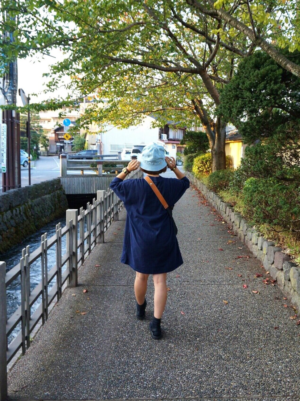 「ワンピース、楽チンコーデ、ハット、サンダル、大人カジュアル、シンプル、シンプルコーデ、デニムハット」｜「DECHOのアイテム（ハット、ブルー系）」を使った、YUHIさん（レディース・152cm）の秋コーディネートの1枚目の写真