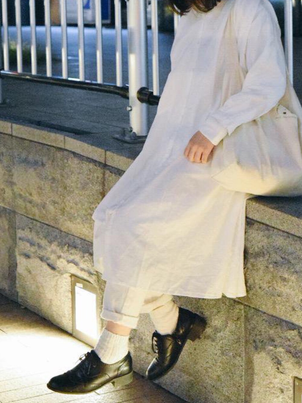 「白シャツ、ロングシャツ、シャツワンピ、デニム、ドレスシューズ、白ソックス」｜「B.L.U.Eのアイテム（シャツワンピース、ホワイト系）」を使った、しろ。さん（レディース・160cm）の春コーディネートの1枚目の写真