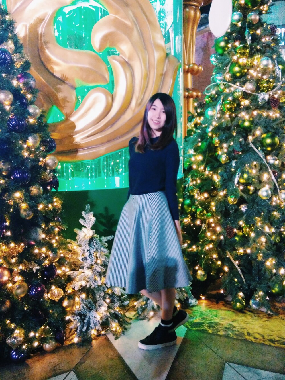 「winter、blue、black、white、strip、outfit、holiday、ootd、causal、古着」｜「A landのアイテム（Tシャツ/カットソー、ブルー系）」を使った、cococさん（レディース・168cm）の冬コーディネートの1枚目の写真