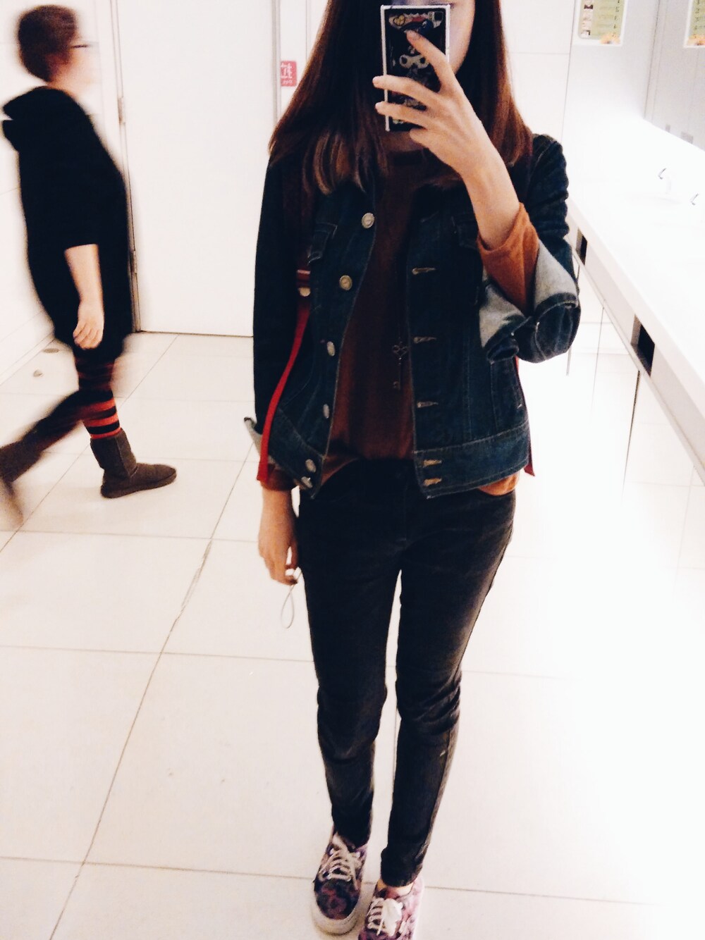 「coat、denim、jeans、outfit、yellow、blue、black、causal、street」｜「VANSのアイテム（モカシン/デッキシューズ、その他）」を使った、cococさん（レディース・168cm）の冬コーディネートの1枚目の写真