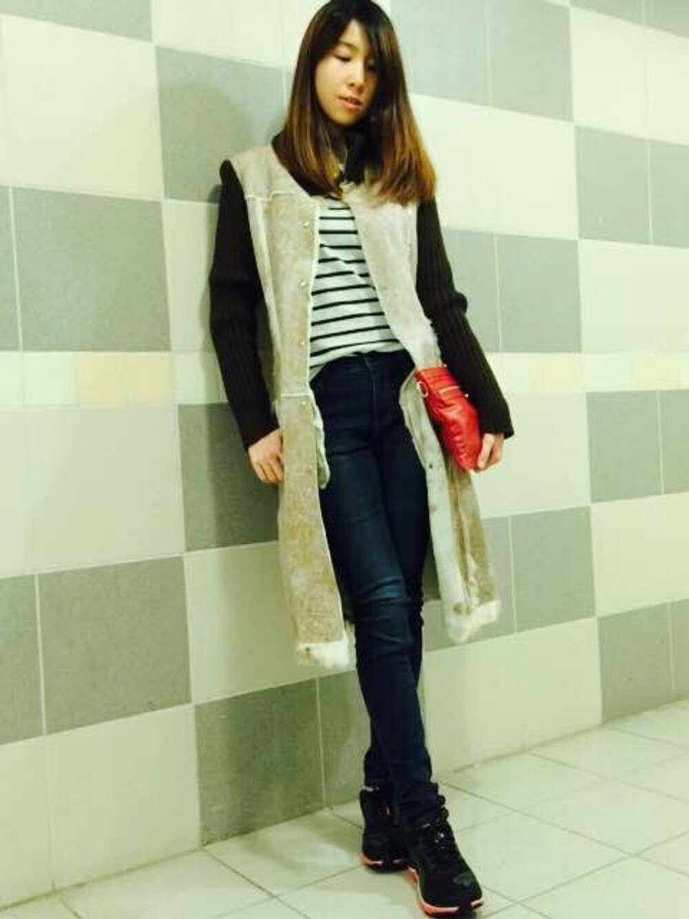 「red、jeans、coat、古着、clutch、strip、outfit、denim」｜「D&Gのアイテム（ムートンコート、その他）」を使った、cococさん（レディース・168cm）の冬コーディネートの1枚目の写真