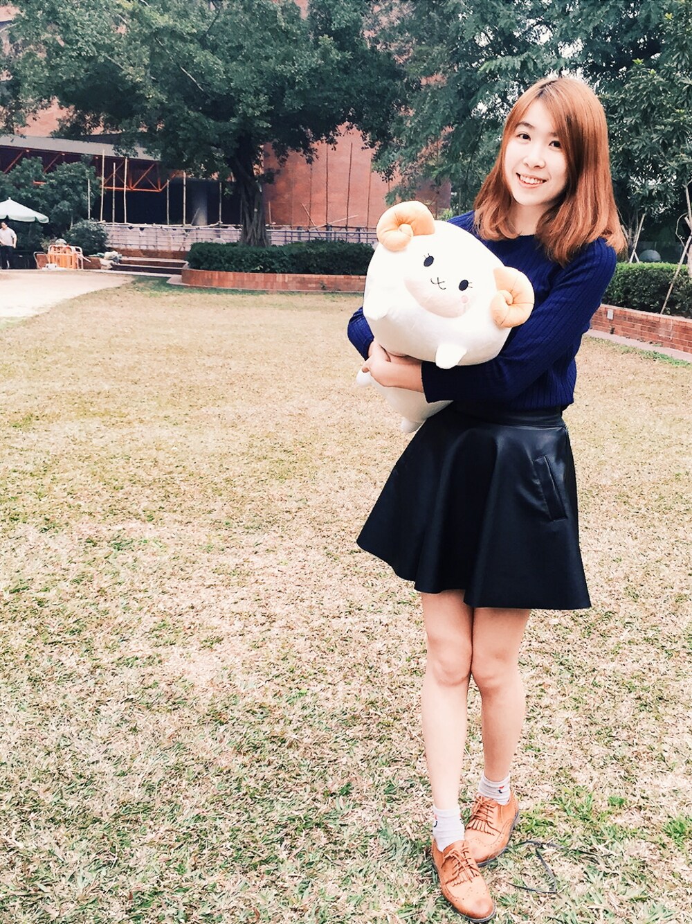 「navy、ootd、simple、leather、hkgirl、street、VINTAGE、skirt、causal」｜「A landのアイテム（Tシャツ/カットソー、ブルー系）」を使った、cococさん（レディース・168cm）の冬コーディネートの1枚目の写真
