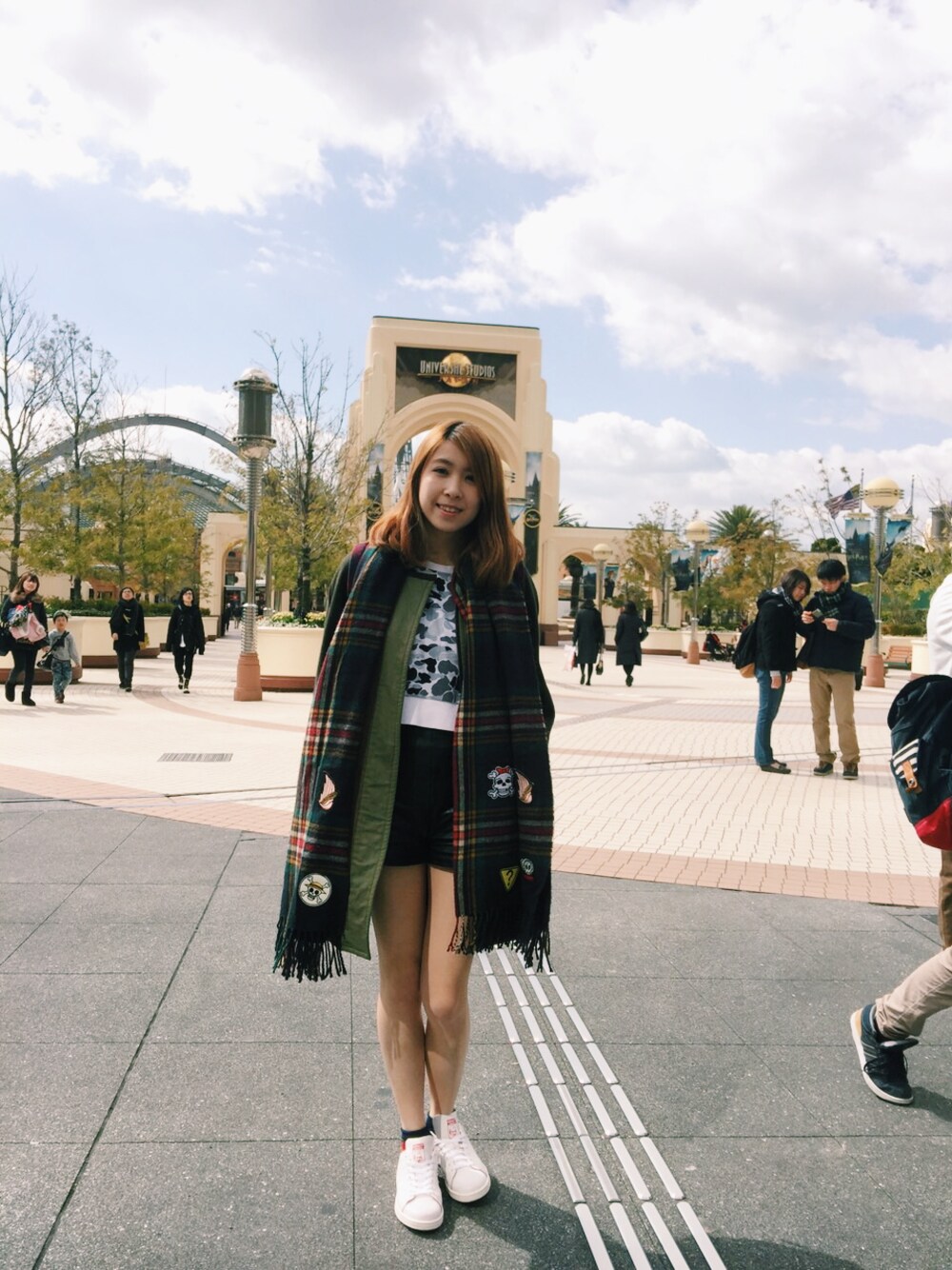 「sneakers、hkgirl、winter、write、coat、ootd、camouflage、holiday、simple」｜「adidasのadidas Originals STAN SMITH W（スニーカー、ホワイト系）」を使った、cococさん（レディース・168cm）の春コーディネートの1枚目の写真