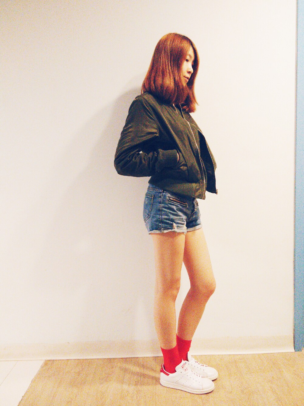 「red、street、ootd、outfit、simple、hkgirl、hoilday」｜「adidasのadidas Originals STAN SMITH W（スニーカー、ホワイト系）」を使った、cococさん（レディース・168cm）の春コーディネートの1枚目の写真