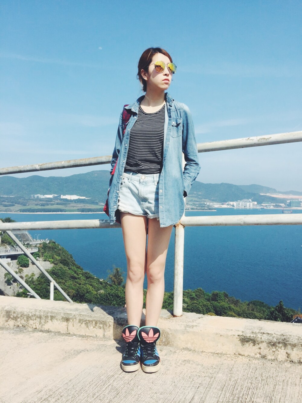 「holiday、danim、spring、ootd、hkgirl、outfit、short、navy、blue」｜「adidasのアイテム（スニーカー、ブルー系）」を使った、cococさん（レディース・168cm）の春コーディネートの1枚目の写真