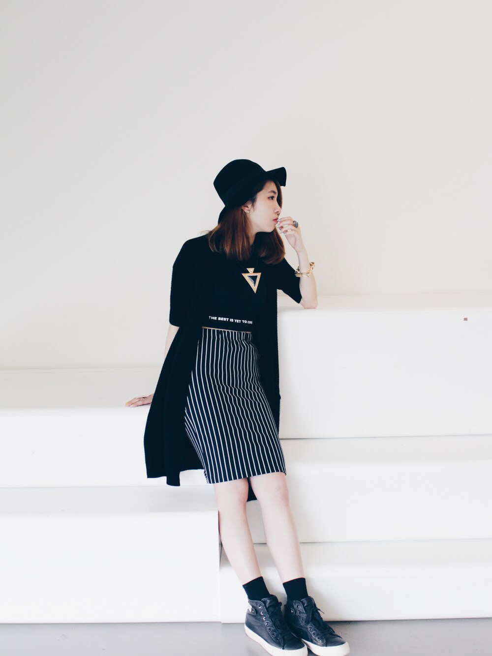 「black、hat、holiday、spring、ootd、hkgirl、outfit、navy、jacket 」｜「WEGOのWEGO/カットタックペンシルスカート（スカート、ブルー系）」を使った、cococさん（レディース・168cm）の春コーディネートの1枚目の写真