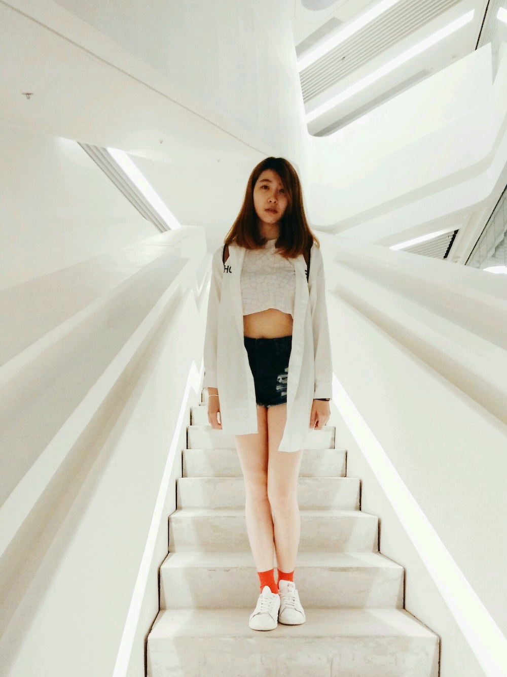 「hkgirl、white、check、red、spring、denim、ootd、outfit、Shirt」｜「FOREVER 21のアイテム（デニムパンツ、ブルー系）」を使った、cococさん（レディース・168cm）の春コーディネートの1枚目の写真