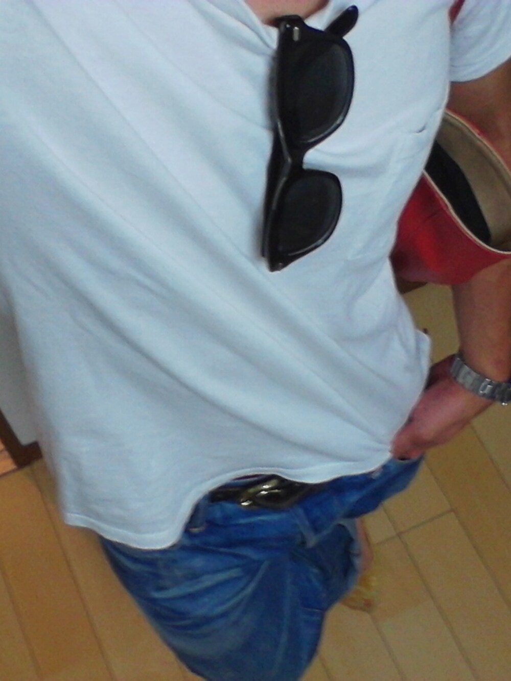 ホワイト系のTシャツ/カットソー、ブルー系のデニムパンツ、レッド系のトートバッグを着用したメンズの夏コーディネートの1枚目の写真