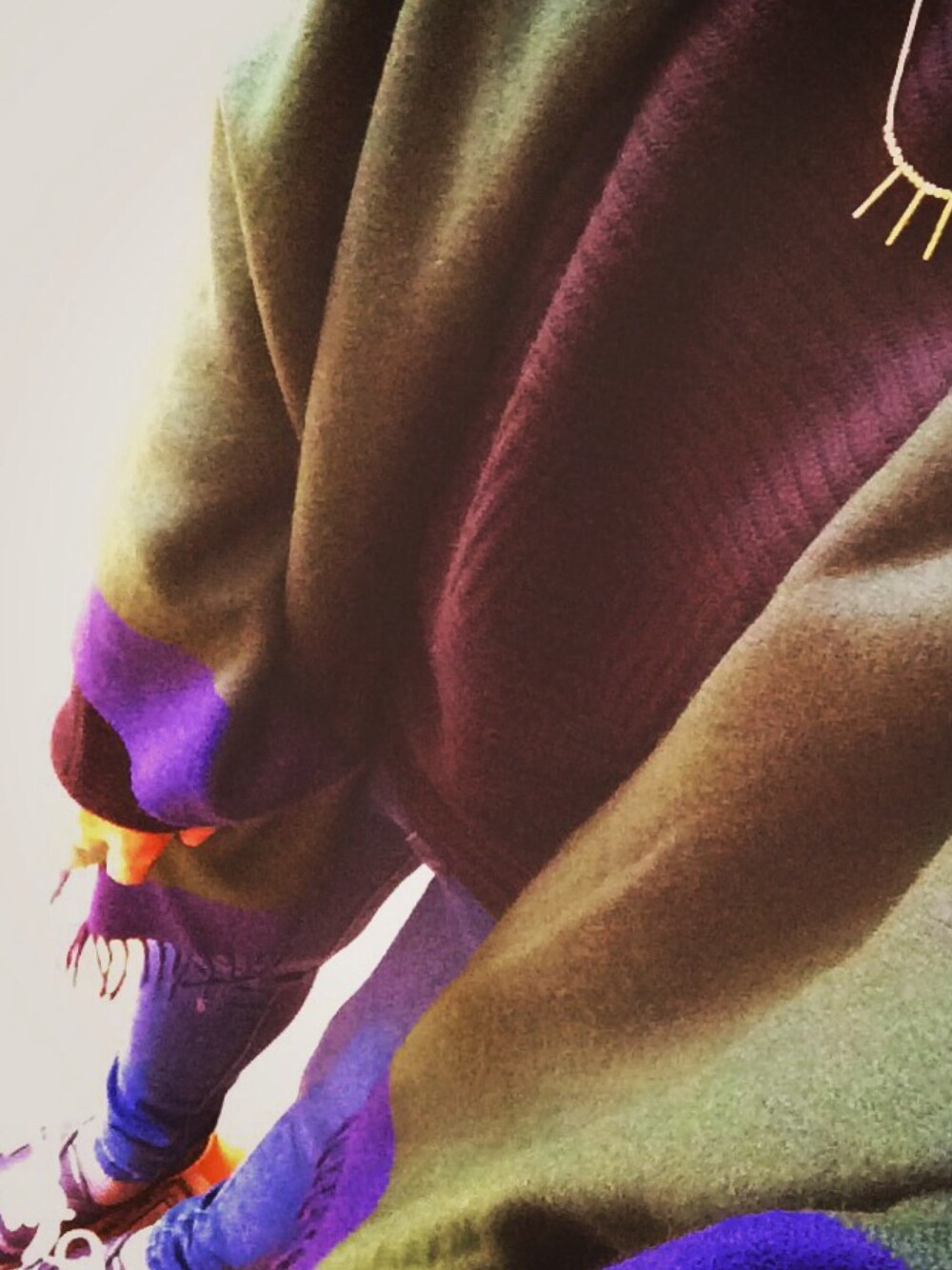 ブラック系のニット/セーター、ブルー系のデニムパンツ、ブルー系のスニーカーを着用したレディースの秋コーディネートの1枚目の写真