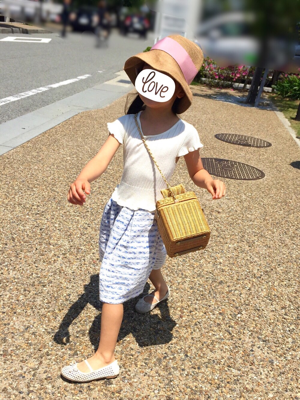 ブルー系のワンピース、ホワイト系のサンダル、ピンク系のハットを着用したキッズの春コーディネートの1枚目の写真