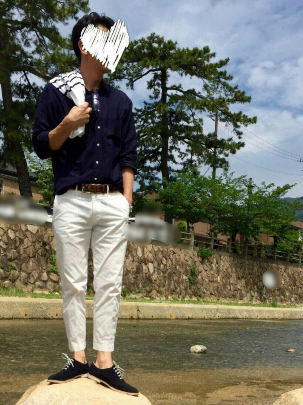 ブルー系のシャツ/ブラウス、ホワイト系のその他パンツ、ブルー系のシューズを着用したメンズの春コーディネートの1枚目の写真