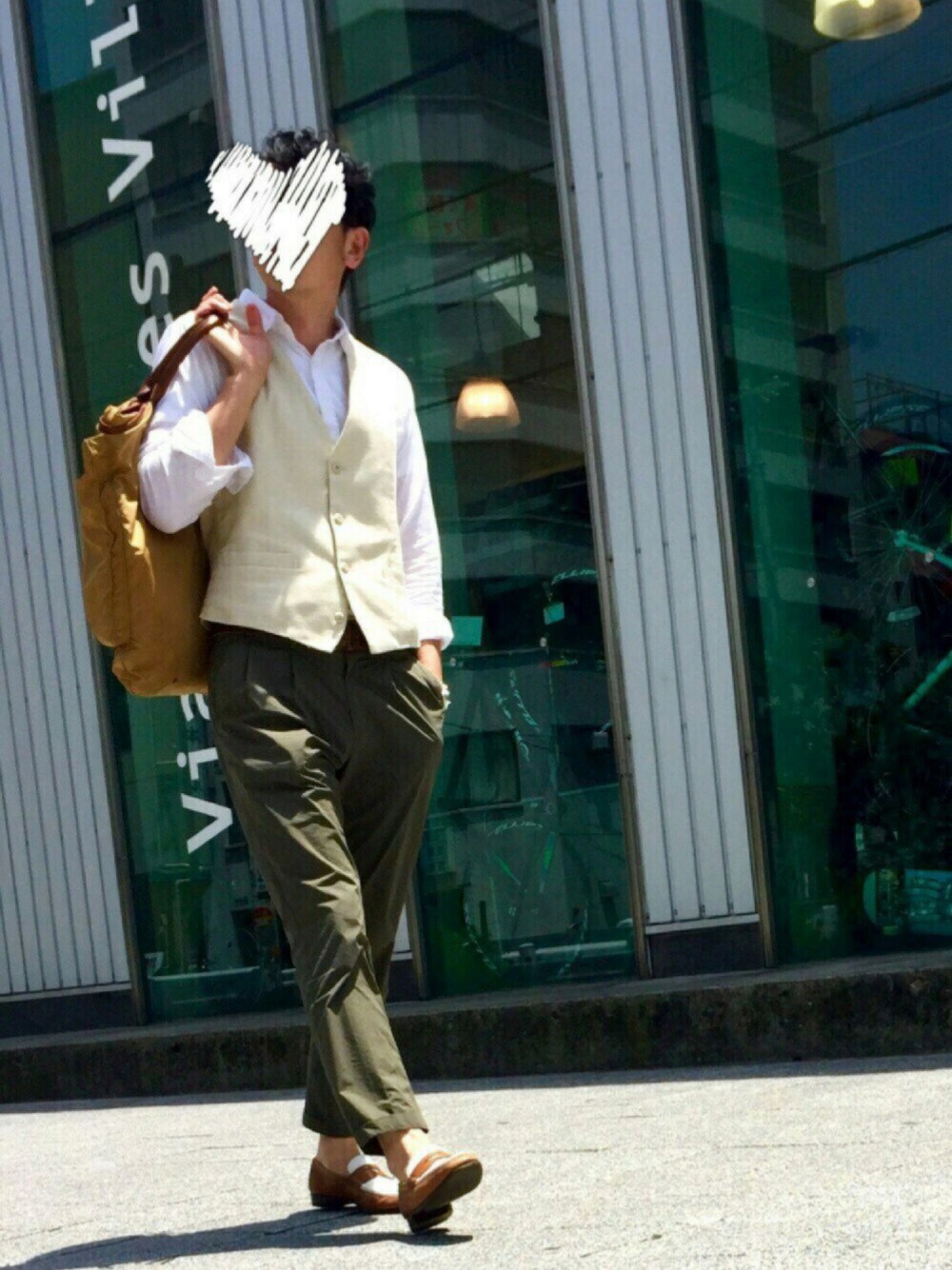 「シンプルコーデ、夏、シャツスタイル、大人カジュアル、WEARロケ部、ジレ、ローファー、カーキ」｜「wearロケ部のアイテム（ラッピングキット、ホワイト系）」を使った、ミニだタロよしさん（メンズ・179cm）の夏コーディネートの1枚目の写真