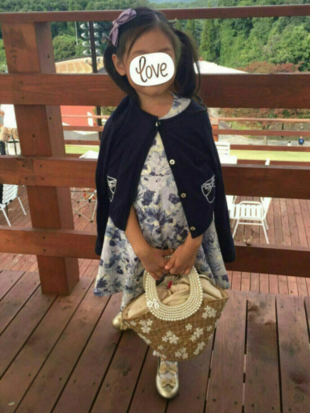 ブルー系のワンピース、ブルー系のカーディガン/ボレロ、ゴールド系のシューズを着用したキッズの秋コーディネートの1枚目の写真