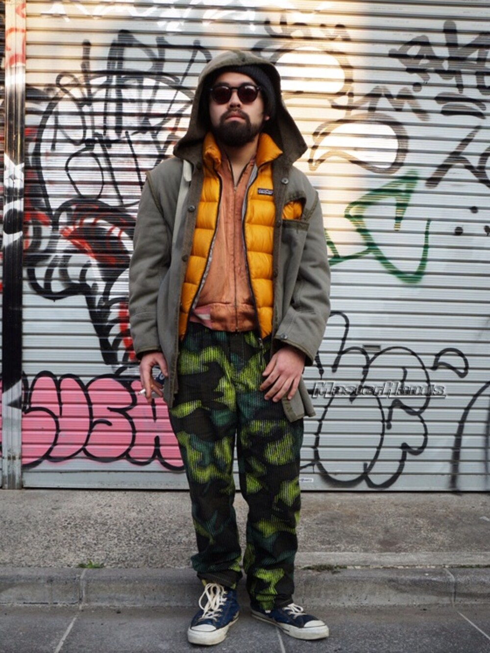 「vanson、converse、MasterHands」｜「VANSONのVANSON（ショルダーバッグ、ベージュ系）」を使った、masterhandsさん（メンズ・170cm）の冬コーディネートの1枚目の写真