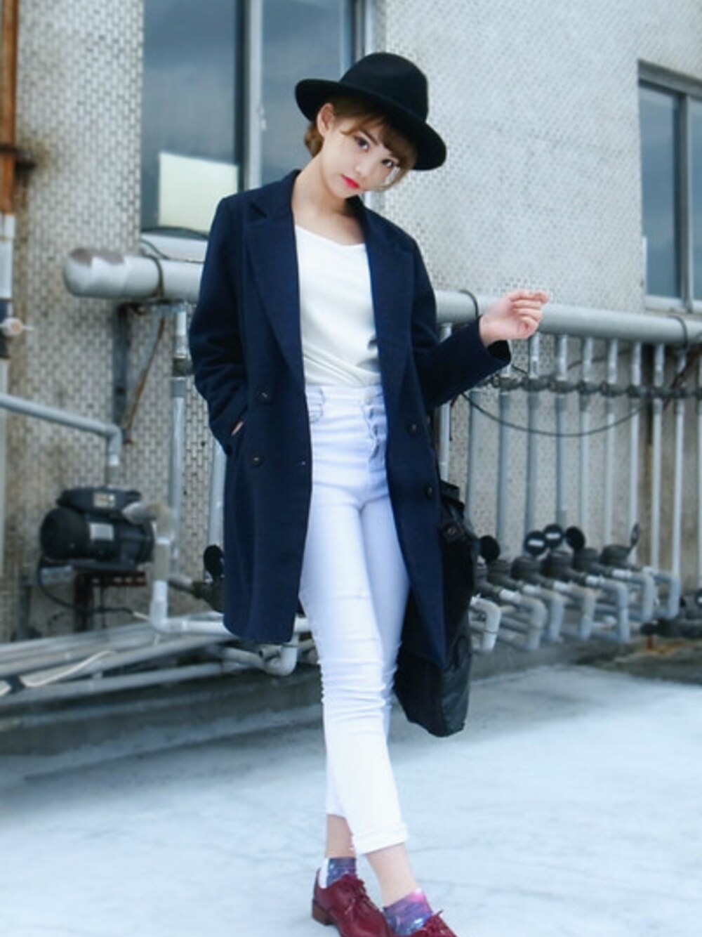 「UNIQLO、agnes b.、MasterHands、dazed、whiskers」｜「UNIQLOのUNIQLO（Tシャツ/カットソー、ホワイト系）」を使った、masterhandsさん（レディース・160cm）の冬コーディネートの1枚目の写真