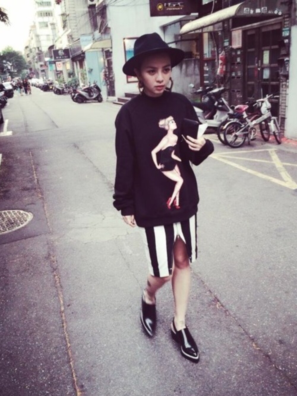 「ZARA、brixton、JOYRICH、MasterHands、her tiny teeth」｜「JOYRICHのJOYRICH（スウェット、ブラック系）」を使った、masterhandsさん（レディース・160cm）の冬コーディネートの1枚目の写真