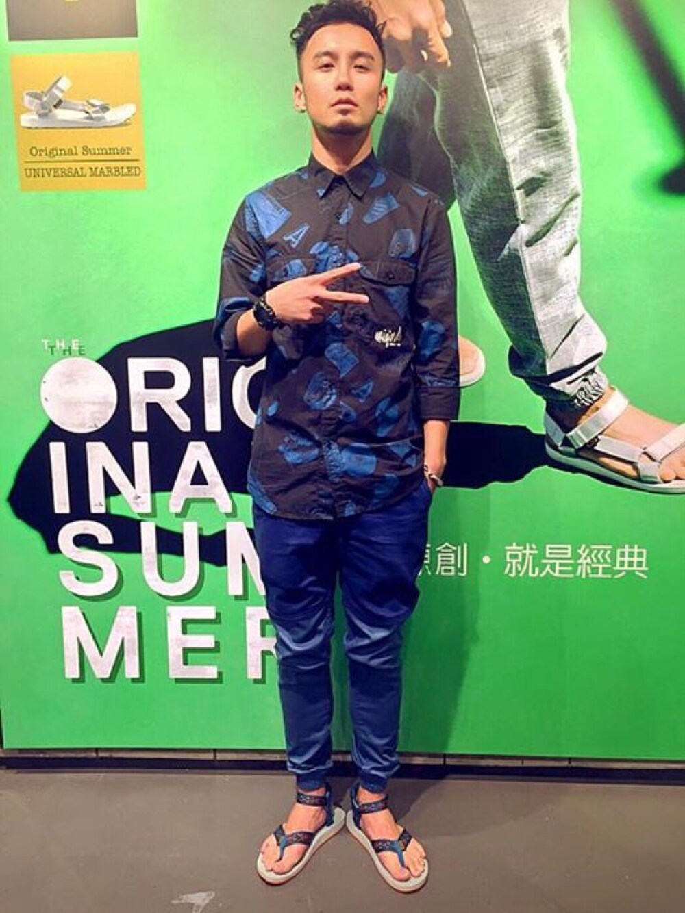「MasterHands、STYLE、adidas originals、PUBLISH」｜「adidas Originalsのアイテム（シャツ/ブラウス、ブルー系）」を使った、masterhandsさん（メンズ・175cm）の春コーディネートの1枚目の写真