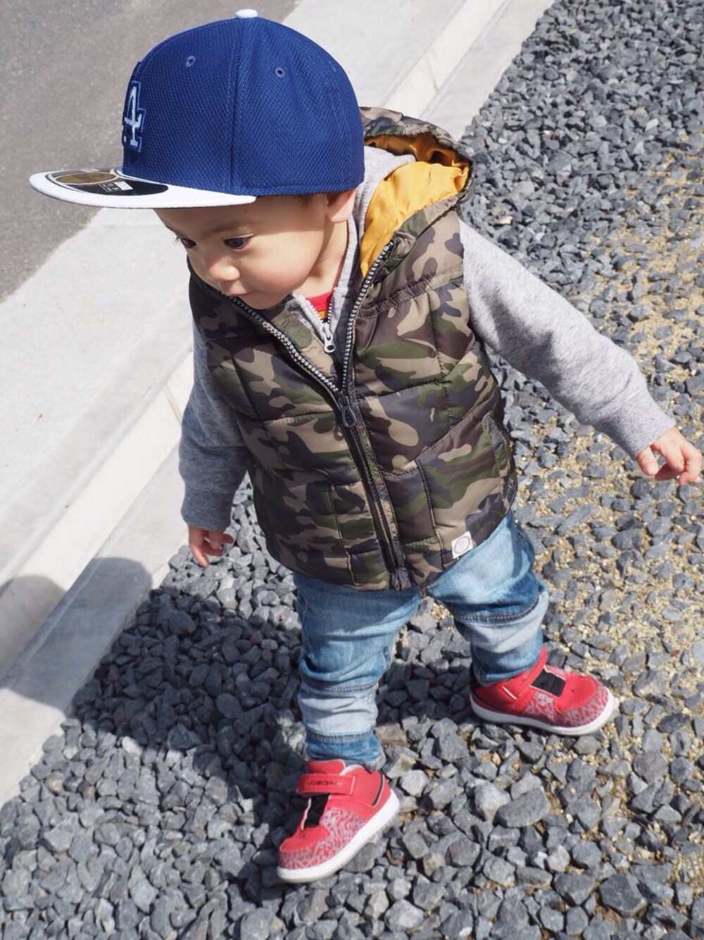 「NEW ERA、AIR JORDAN、Jordan、ZARA、ZARA KIDS、息子、息子コーデ、お散歩♪」｜「UNIQLOのアイテム（パーカー、グレー系）」を使った、manatoさん（キッズ・80cm）の冬コーディネートの1枚目の写真