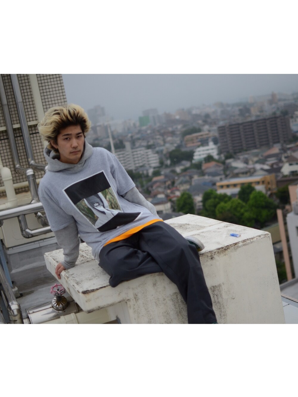 「graphic、sollie、グレー、ワークパンツ、supreme、antihero、NIKE、レイヤードスタイル、フォトT、ホームレス系男子」｜「sollieのsollie graphicT-shirts（Tシャツ/カットソー、グレー系）」を使った、ゆうきまんさん（メンズ・180cm）の夏コーディネートの1枚目の写真