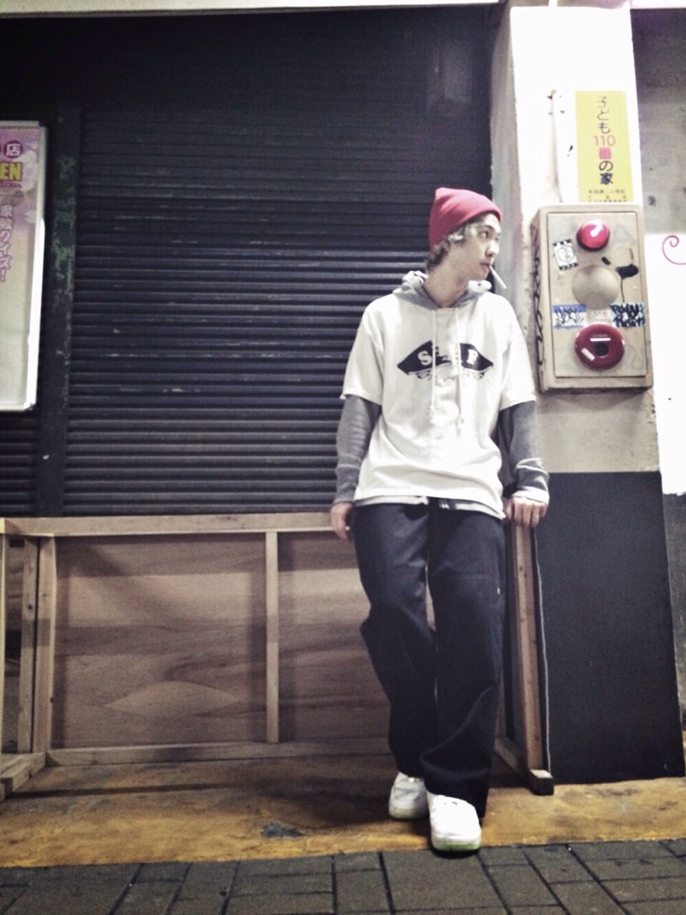 「レイヤードスタイル、ｻｽｸﾜｯﾁﾌｧﾌﾞﾘｯｸｽ、チャンピオン、ワークパンツ、ディッキーズ(Dickies)、ニット帽、ストリート、エアフォースワン、無印良品、ホームレス系男子」｜「SASQUATCHfabrix.のサスクワッチファブリクス×チャンピオン（Tシャツ/カットソー、ホワイト系）」を使った、ゆうきまんさん（メンズ・180cm）の夏コーディネートの1枚目の写真