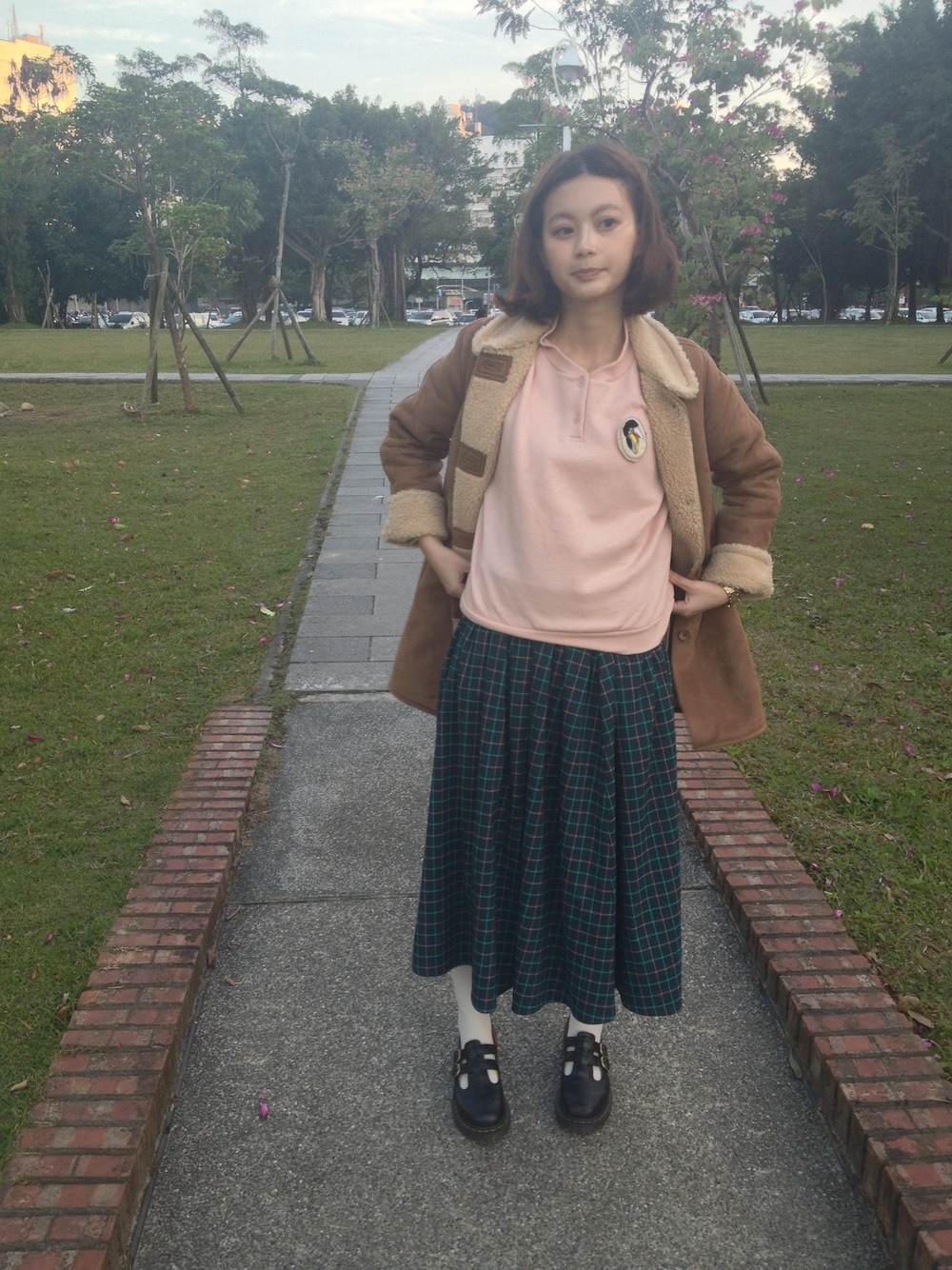 ブラック系のシューズを着用したレディースの冬コーディネートの1枚目の写真