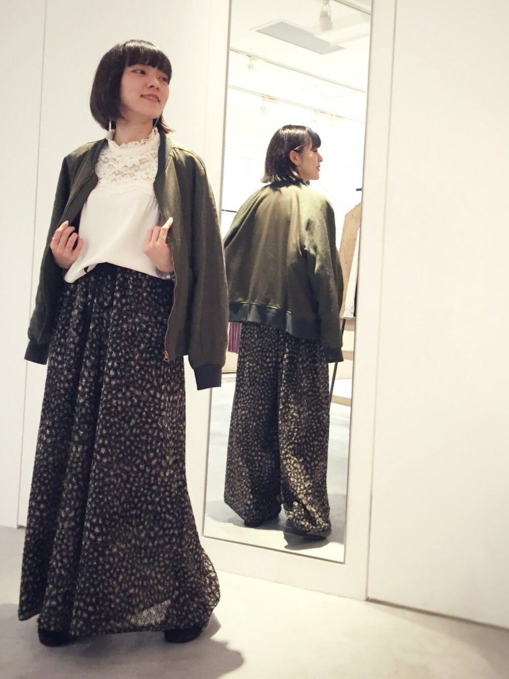 「ゆるコーデ、大人コーデ、ラフ、パンツスタイル、大人カジュアル、レオパード、ブルゾン、レース、ワイドパンツ」｜「So 1:1のナイロン裏毛カレンダー加工　ジップBZ（ミリタリージャケット、グリーン系）」を使った、まなさん（レディース・155cm）の冬コーディネートの1枚目の写真