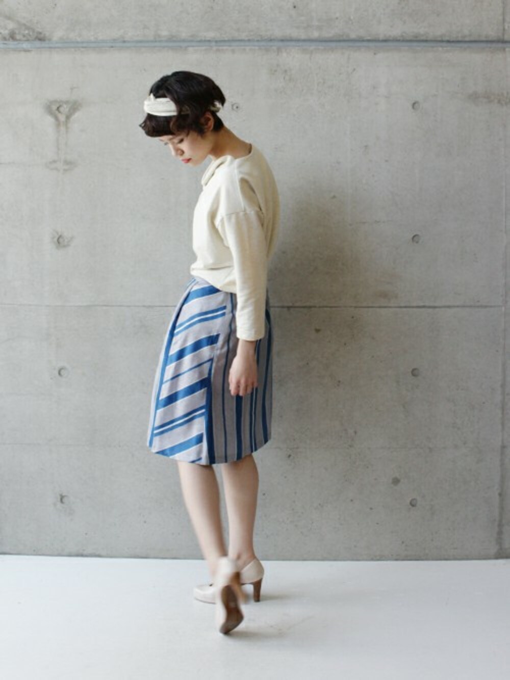 「note et silence のペールインレイ　タックPO（Tシャツ/カットソー、ベージュ系）」を使った、note et silence.さん（レディース・163cm）の夏コーディネートの1枚目の写真