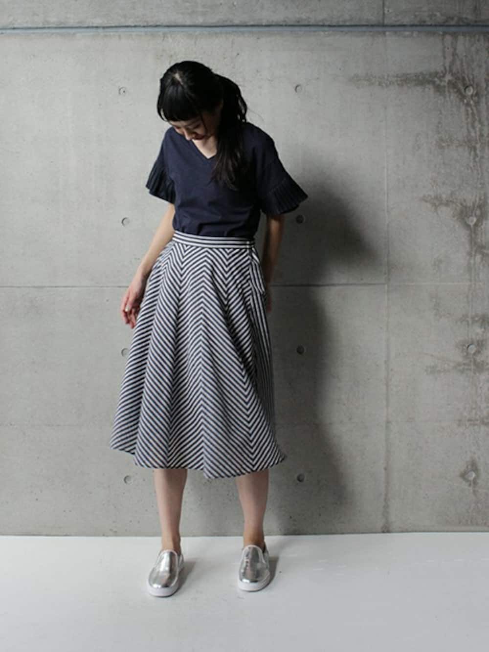 「Ebonyivoryのスラブ天竺×サテンプリーツ　ゆるV-PO（Tシャツ/カットソー、ブルー系）」を使った、note et silence.さん（レディース・166cm）の春コーディネートの1枚目の写真