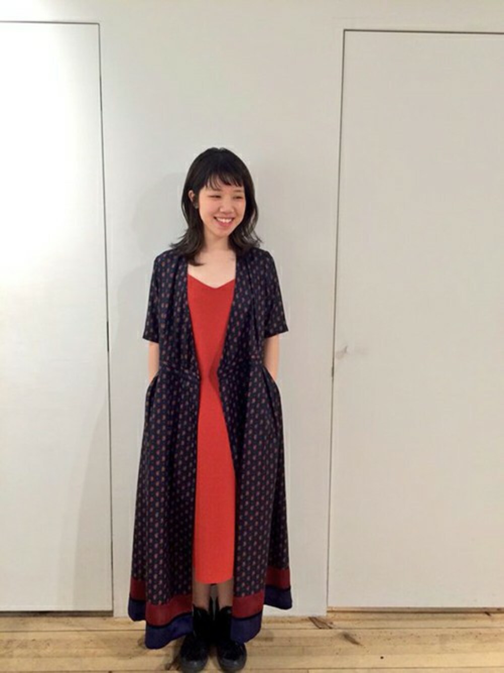 ベージュ系のワンピース、ブルー系のワンピースを着用したレディースの春コーディネートの1枚目の写真