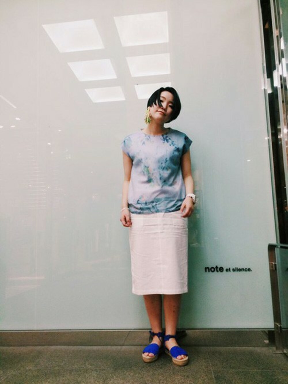 「カジュアル、Tシャツ、サンダル、片耳ピアス」｜「nitcaのシースルー転写　BOX-T（Tシャツ/カットソー、グリーン系）」を使った、note et silence.さん（レディース・160cm）の春コーディネートの1枚目の写真
