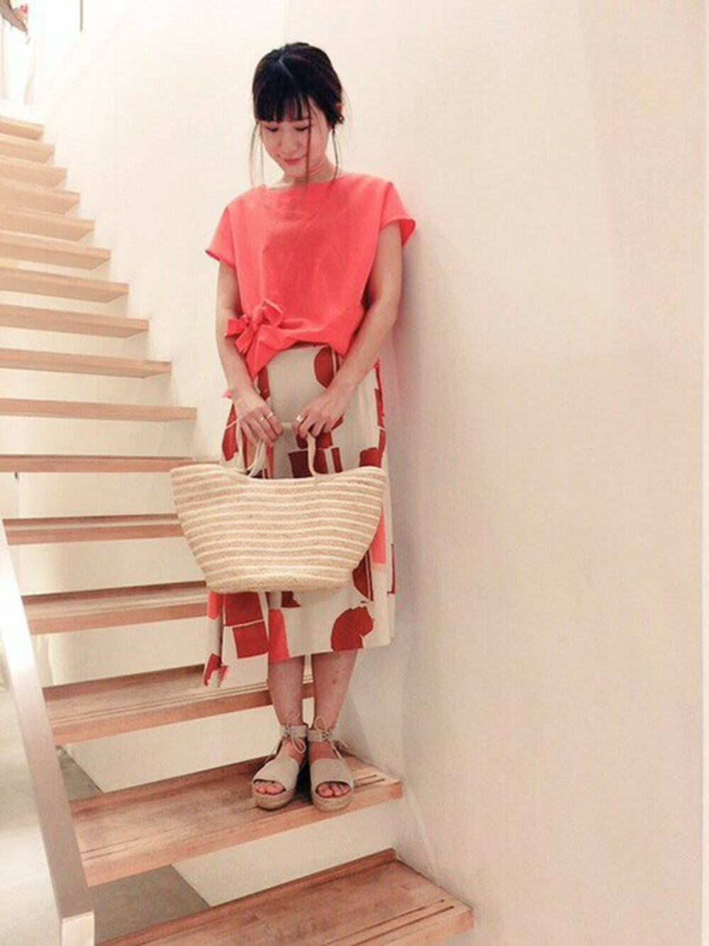 レッド系のシャツ/ブラウス、オレンジ系のスカートを着用したレディースの夏コーディネートの1枚目の写真