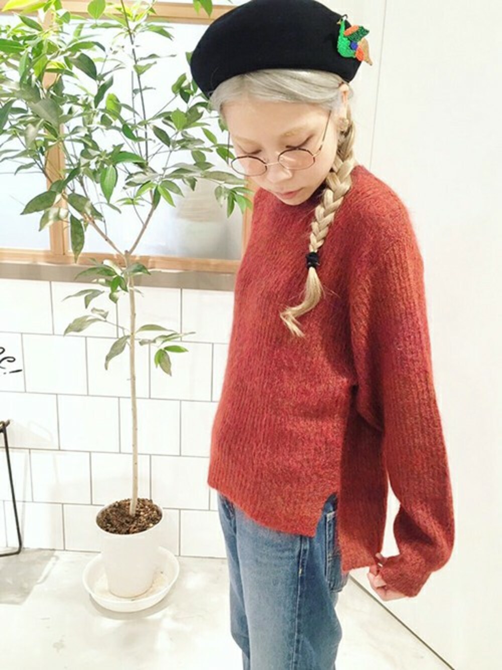 ブラウン系のニット/セーター、ブラック系のハンチング/ベレー帽、その他のブローチ/コサージュを着用したレディースの秋コーディネートの1枚目の写真