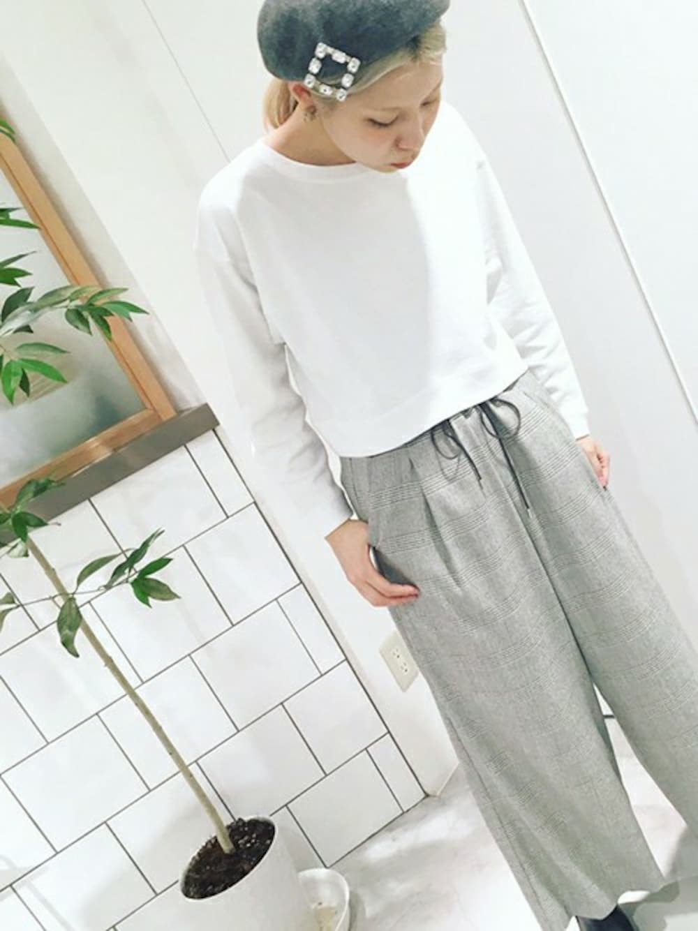 グレー系のその他パンツ、ホワイト系のスウェット、その他のブローチ/コサージュを着用したレディースの秋コーディネートの1枚目の写真