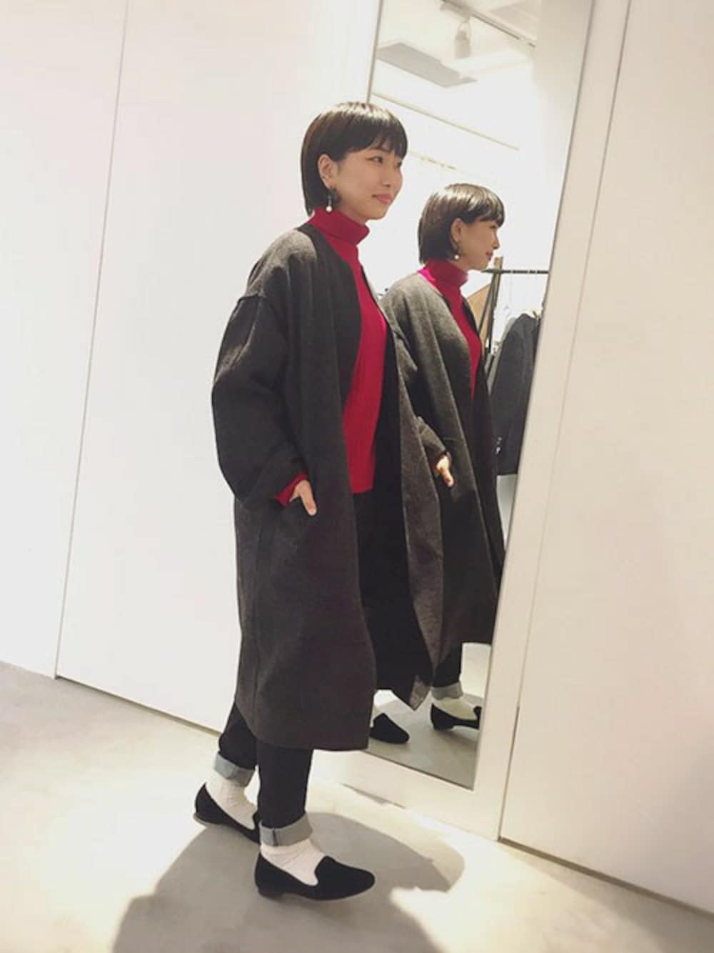 「デニム、スリッポン、タートルネックニット、赤ニット、caph、note et silence、ガウンコート、So1:1」｜「So 1:1のアソートウール ガウンコート（その他アウター、グレー系）」を使った、note et silence.さん（レディース・160cm）の秋コーディネートの1枚目の写真