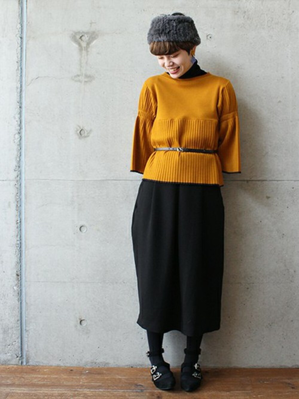 イエロー系のニット/セーターを着用したレディースの秋コーディネートの1枚目の写真