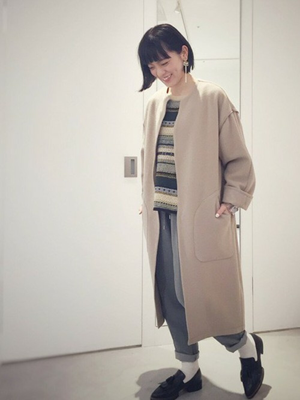 「テーパードパンツ、ジャガード、ガウン、ジャガードニット、note et silence、パンツスタイル、ガウンコート、So1:1」｜「So 1:1の梳毛ウールパイル　ローブCO（その他アウター、ベージュ系）」を使った、note et silence.さん（レディース・155cm）の冬コーディネートの1枚目の写真