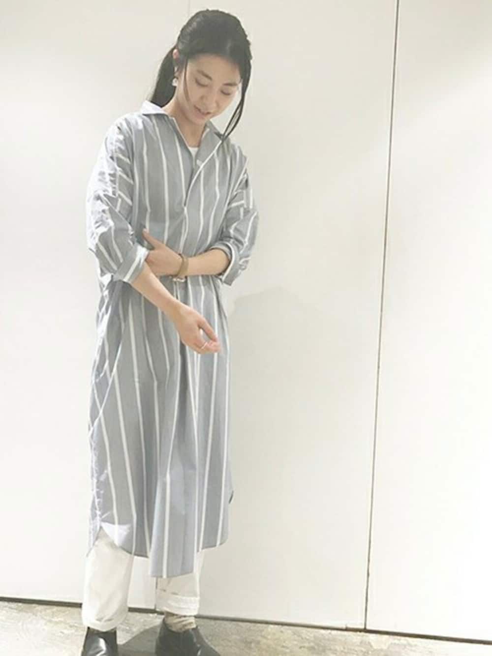 「ストライプ、シャツワンピース、シャツワンピ、白パンツ、note et silence、ストライプワンピース、開襟ワンピース」｜「note et silence のタイプライターストライプ 開襟シャツOP（シャツワンピース、ブルー系）」を使った、note et silence.さん（レディース・168cm）の冬コーディネートの1枚目の写真