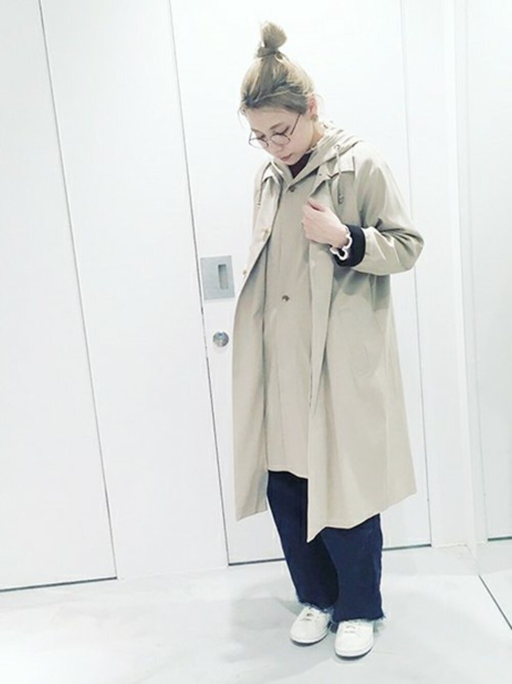 ベージュ系のその他アウター、ブルー系のデニムパンツを着用したレディースの冬コーディネートの1枚目の写真