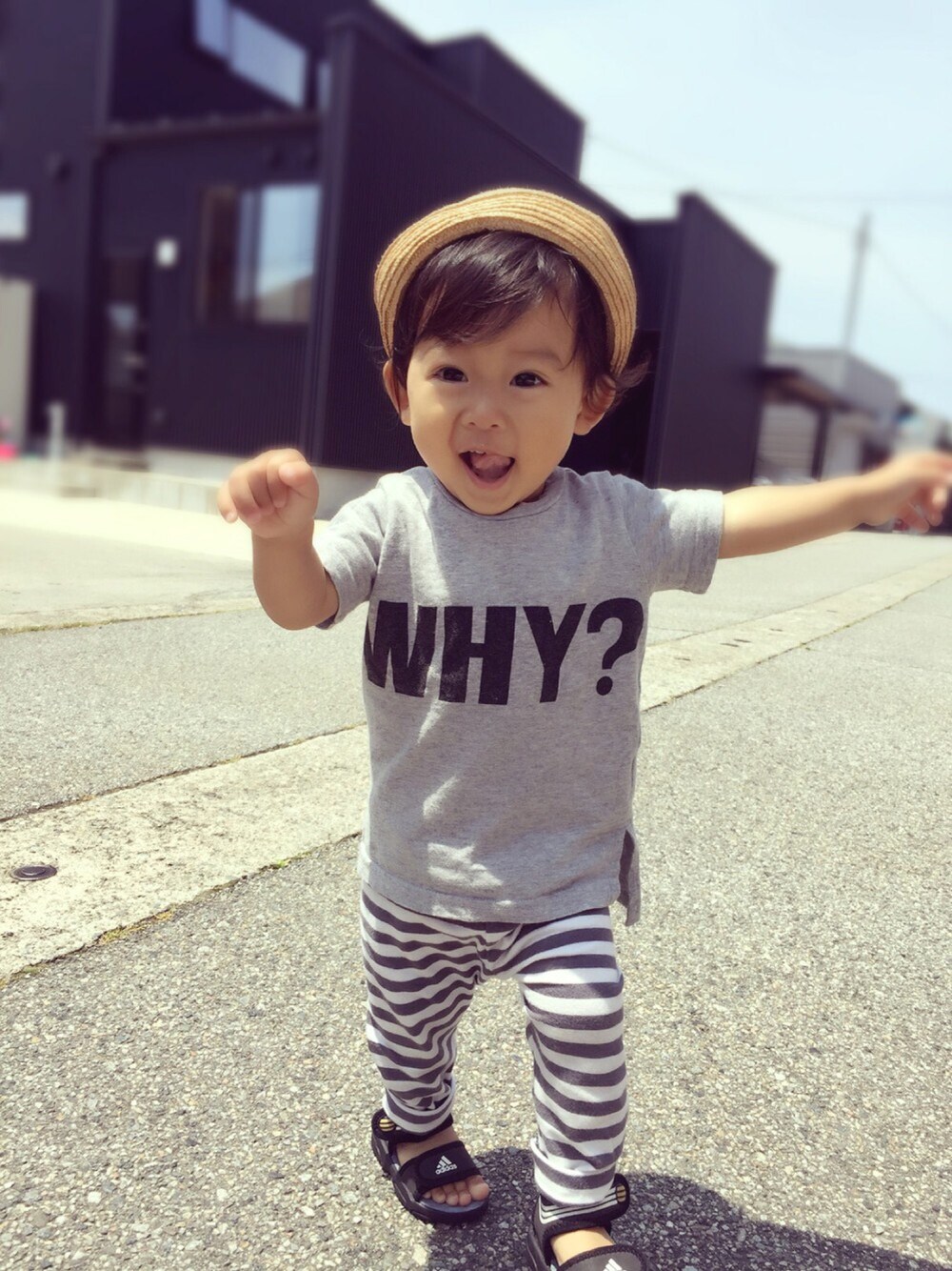 グレー系のTシャツ/カットソー、ベージュ系の帽子、ホワイト系のその他を着用したキッズの夏コーディネートの1枚目の写真
