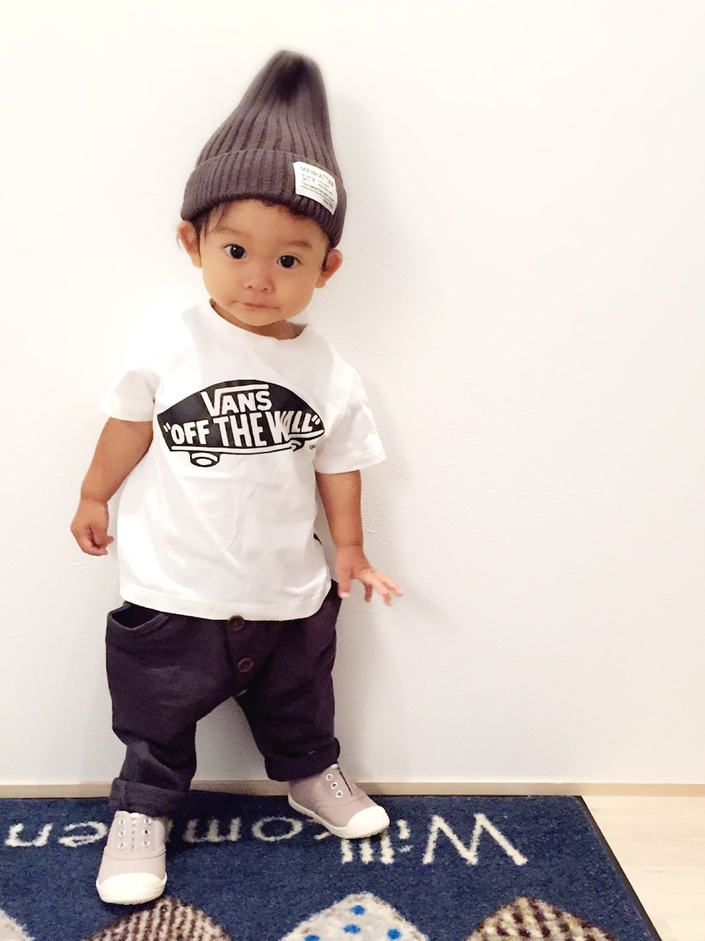 ホワイト系のTシャツ/カットソー、ブラウン系のその他パンツ、グレー系のモカシン/デッキシューズを着用したキッズの夏コーディネートの1枚目の写真