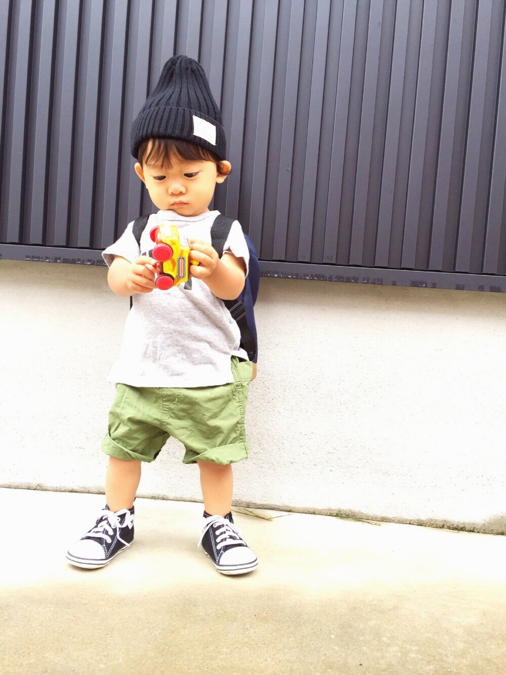 グレー系のTシャツ/カットソー、グリーン系のその他パンツ、ブラック系のスニーカーを着用したキッズの夏コーディネートの1枚目の写真