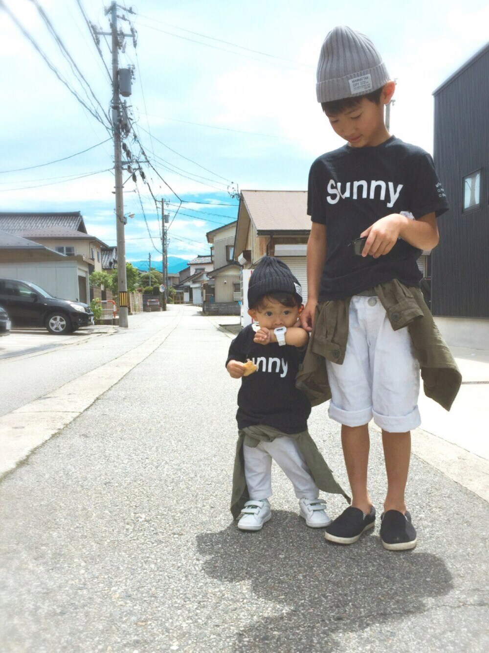 ブラック系のTシャツ/カットソー、ホワイト系のその他パンツ、ブラック系のスリッポンを着用したキッズの夏コーディネートの1枚目の写真
