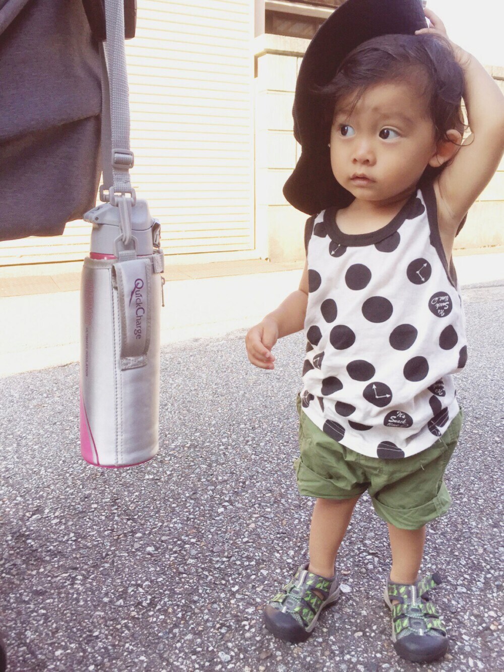 グリーン系のその他パンツ、ブラック系のサンダル、ホワイト系のタンクトップを着用したキッズの夏コーディネートの1枚目の写真