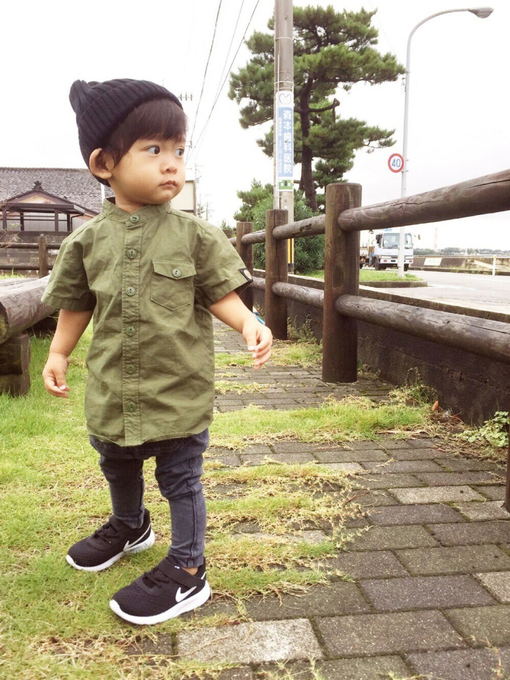 ブラック系のその他パンツ、ブラック系のスニーカー、グリーン系のスーツパンツを着用したキッズの秋コーディネートの1枚目の写真