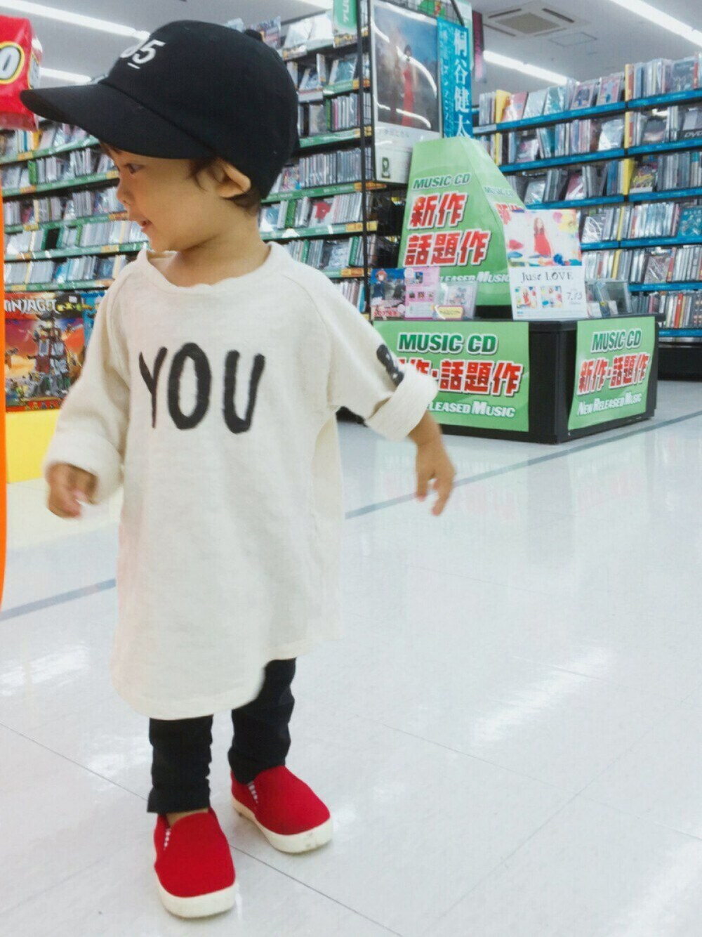 レッド系のスリッポン、ベージュ系のTシャツ/カットソー、ブラック系のメイクブラシを着用したキッズの秋コーディネートの1枚目の写真